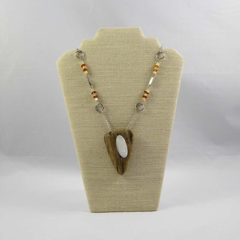 Collier en bois flotté