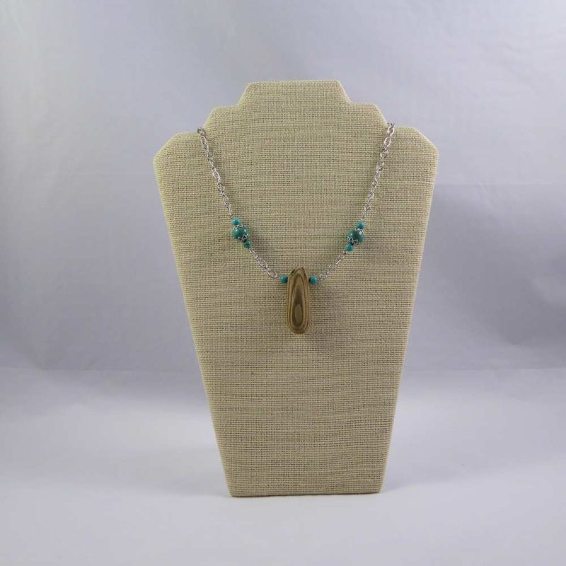 Collier en bois flotté et turquoises