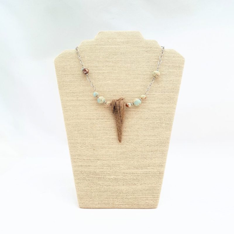 Collier en bois flotté et jaspe