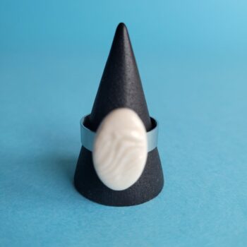 Bague ovale en porcelaine