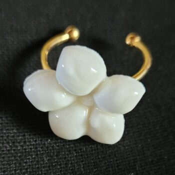 Bague fleur en porcelaine
