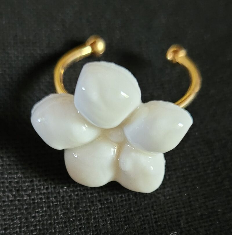 Bague fleur en porcelaine