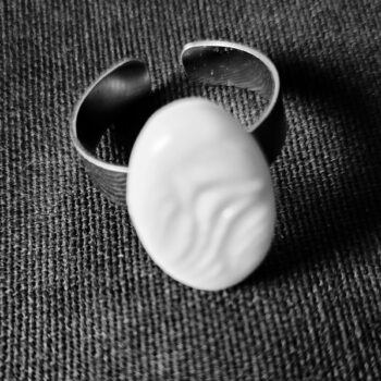Bague ovale en porcelaine