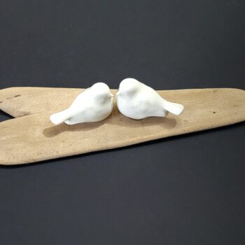 Oiseaux en porcelaine blanche sur bois flotté