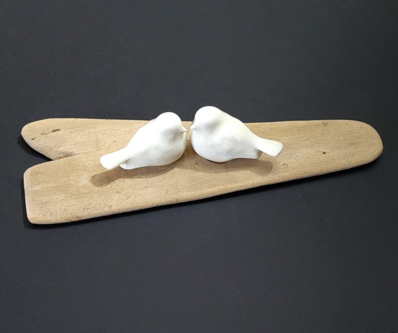 Oiseaux en porcelaine blanche sur bois flotté