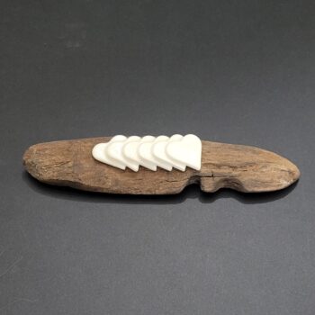 Coeurs en porcelaine blanche sur bois flotté