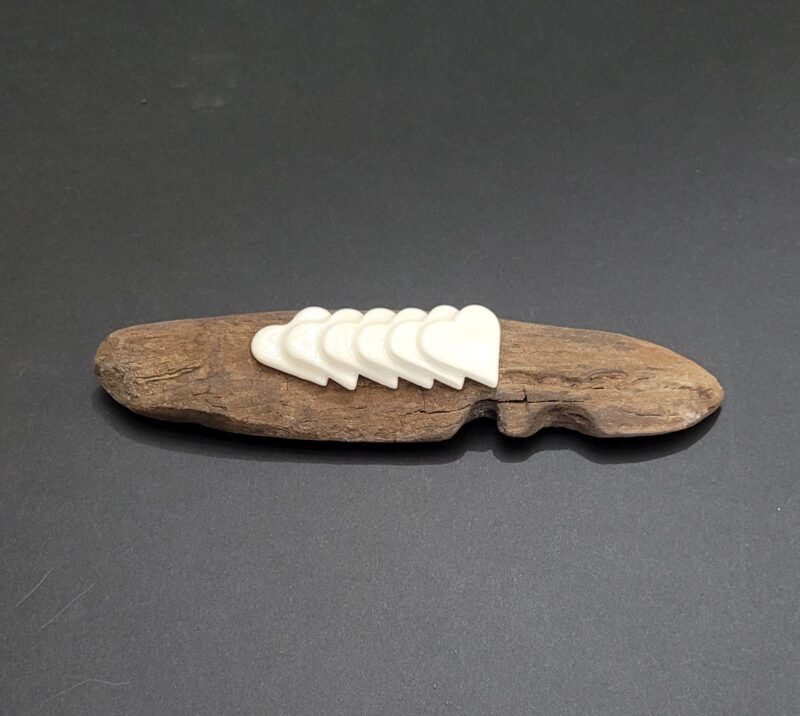 Coeurs en porcelaine blanche sur bois flotté