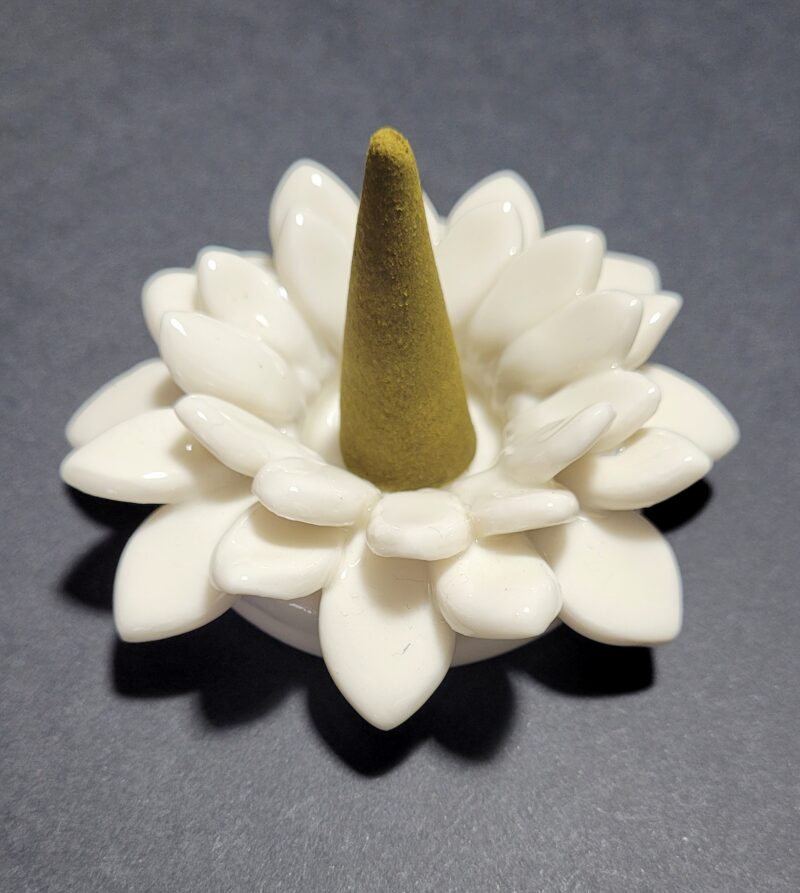 Brûle encens "fleur" en porcelaine blanche