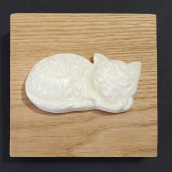 Décoration murale en porcelaine blanche sur chêne