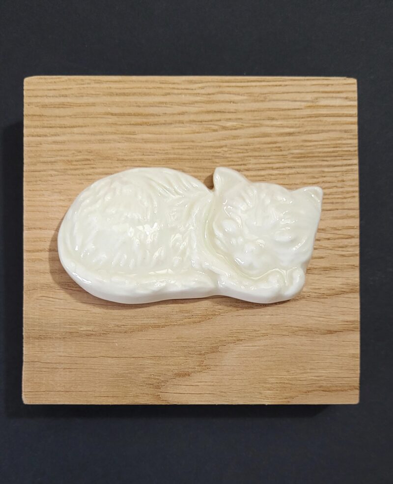 Décoration murale en porcelaine blanche sur chêne