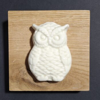 Décoration murale en porcelaine blanche sur chêne