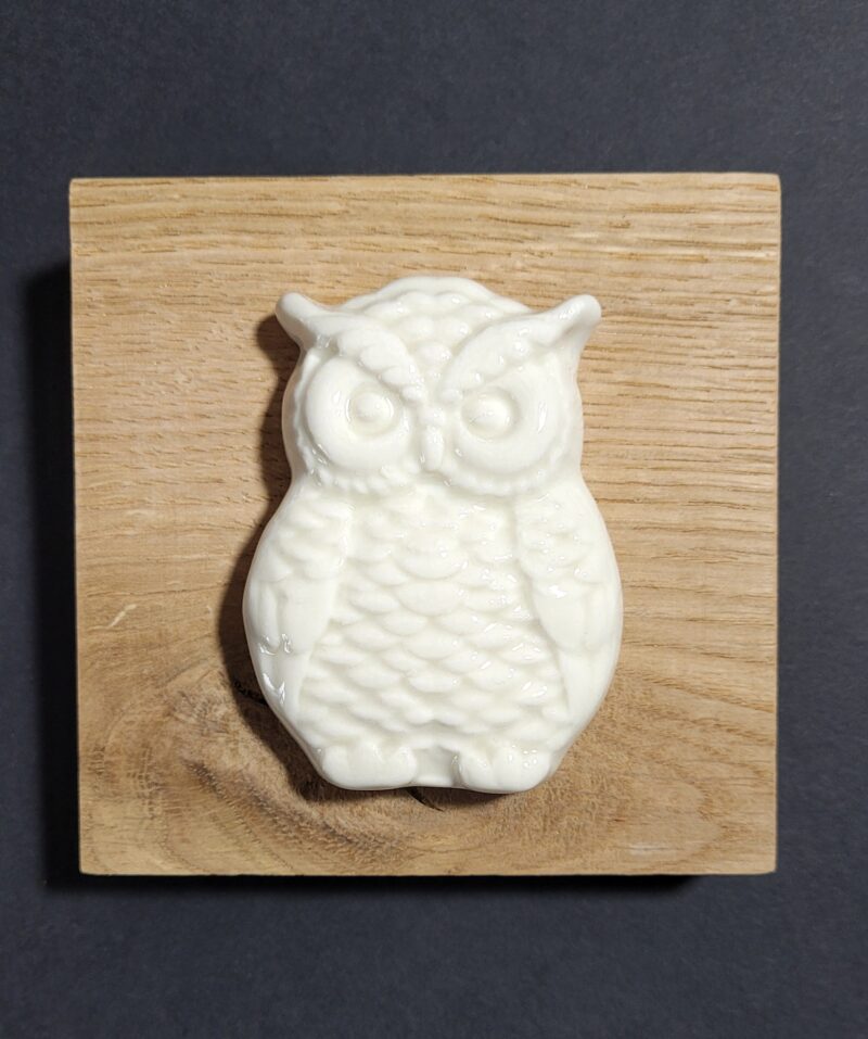 Décoration murale en porcelaine blanche sur chêne
