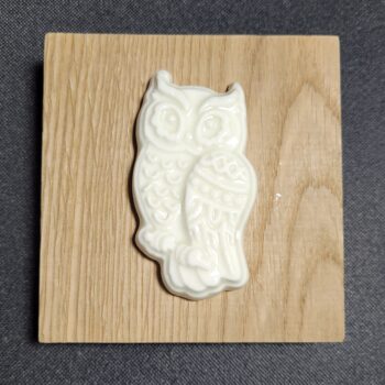 Décoration murale en porcelaine blanche sur chêne