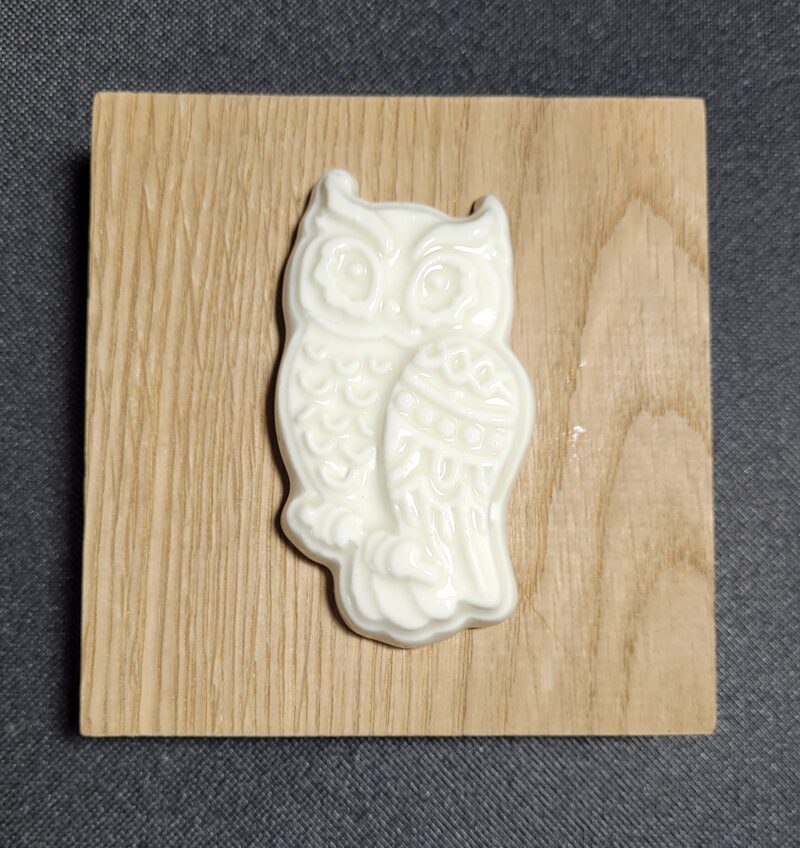 Décoration murale en porcelaine blanche sur chêne