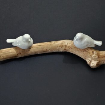 2 Oiseaux en porcelaine blanche sur bois flotté