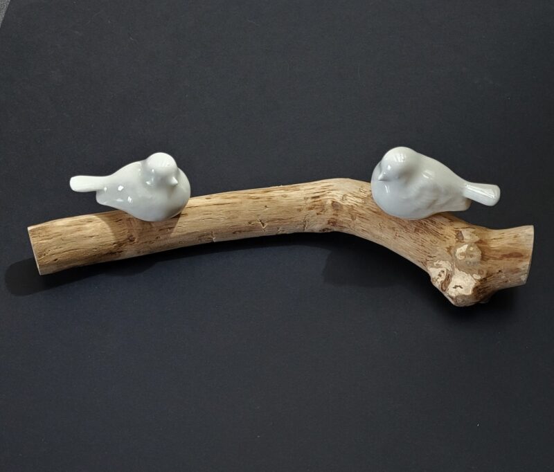 2 Oiseaux en porcelaine blanche sur bois flotté