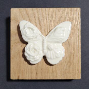 Décoration murale en porcelaine blanche sur chêne