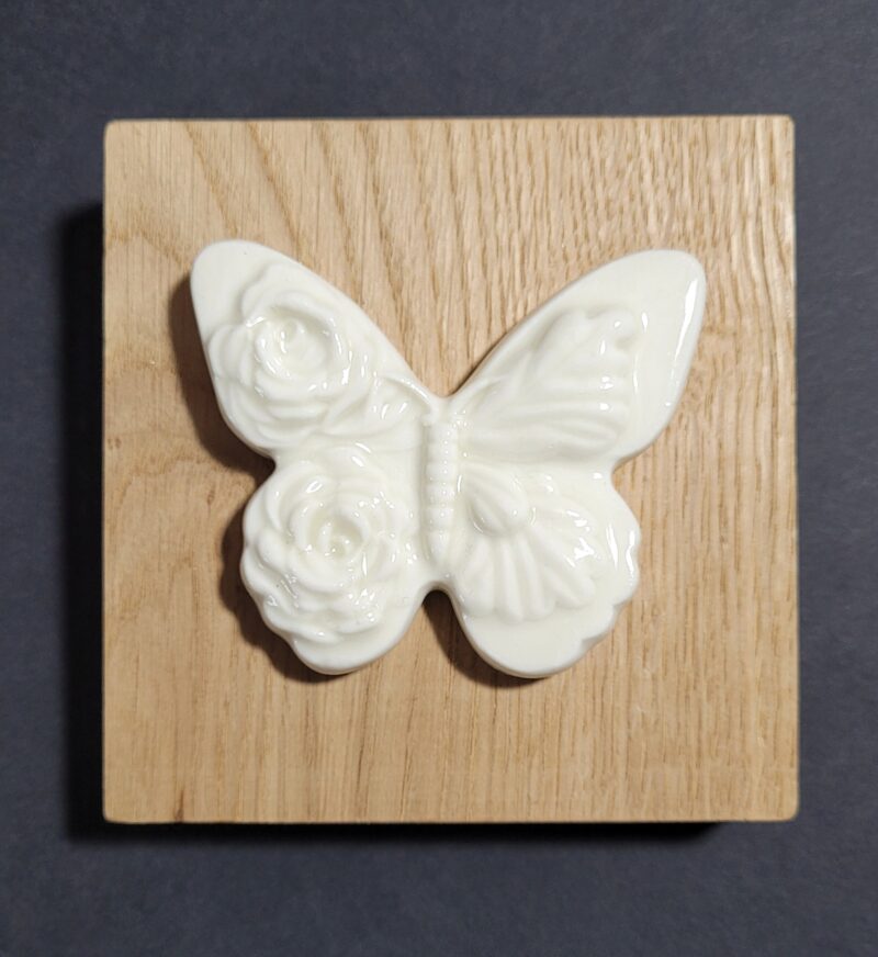 Décoration murale en porcelaine blanche sur chêne