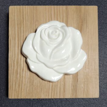 Décoration murale en porcelaine blanche sur chêne