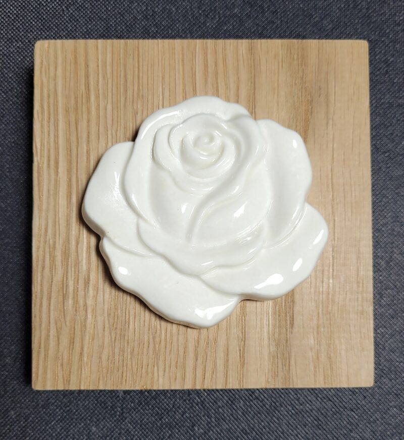 Décoration murale en porcelaine blanche sur chêne