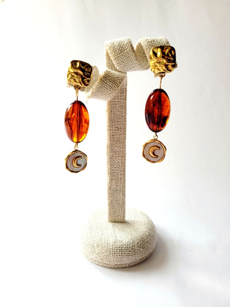 Boucles d'Oreilles Pendantes Ambre et Lune Dorée – Image 2