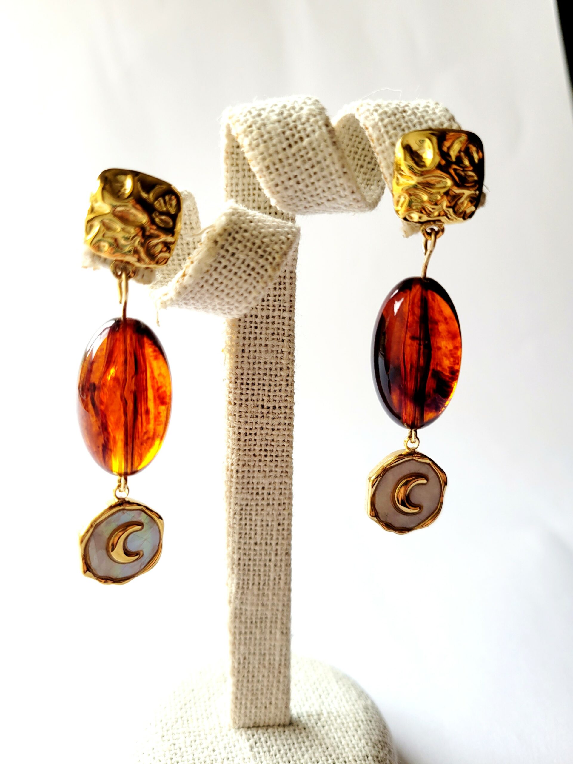 Boucles d'Oreilles Pendantes Ambre et Lune Dorée