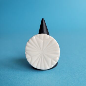 Bague ronde ciselée en porcelaine