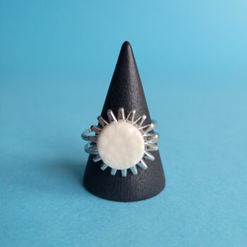 Bague soleil en porcelaine blanche